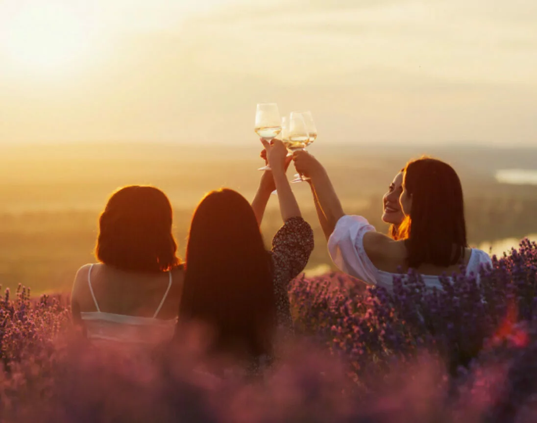 Freundinnen trinken Wein in der Provence