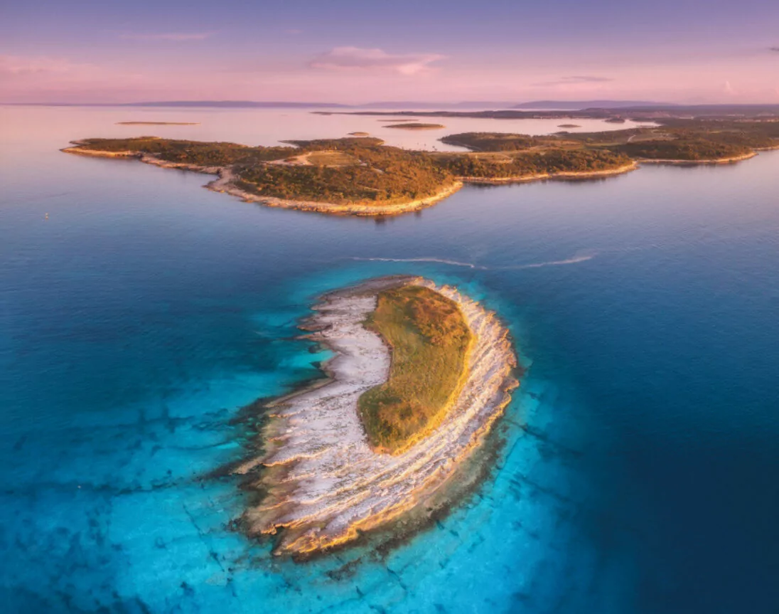 Luftbild der kleinen Insel, Kamenjak Kap, Adriatisches Meer, Kroatien bei Sonnenuntergang