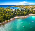 Türkisfarbenes Meer am Strand auf Istrien