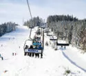 Seilbahn und Skifahrer auf der Bergspitze, Mountain Riesengebirge, beliebtes tschechisches Skigebiet