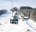 Skifahrer im Skiurlaub auf der Bergspitze in Tschechien