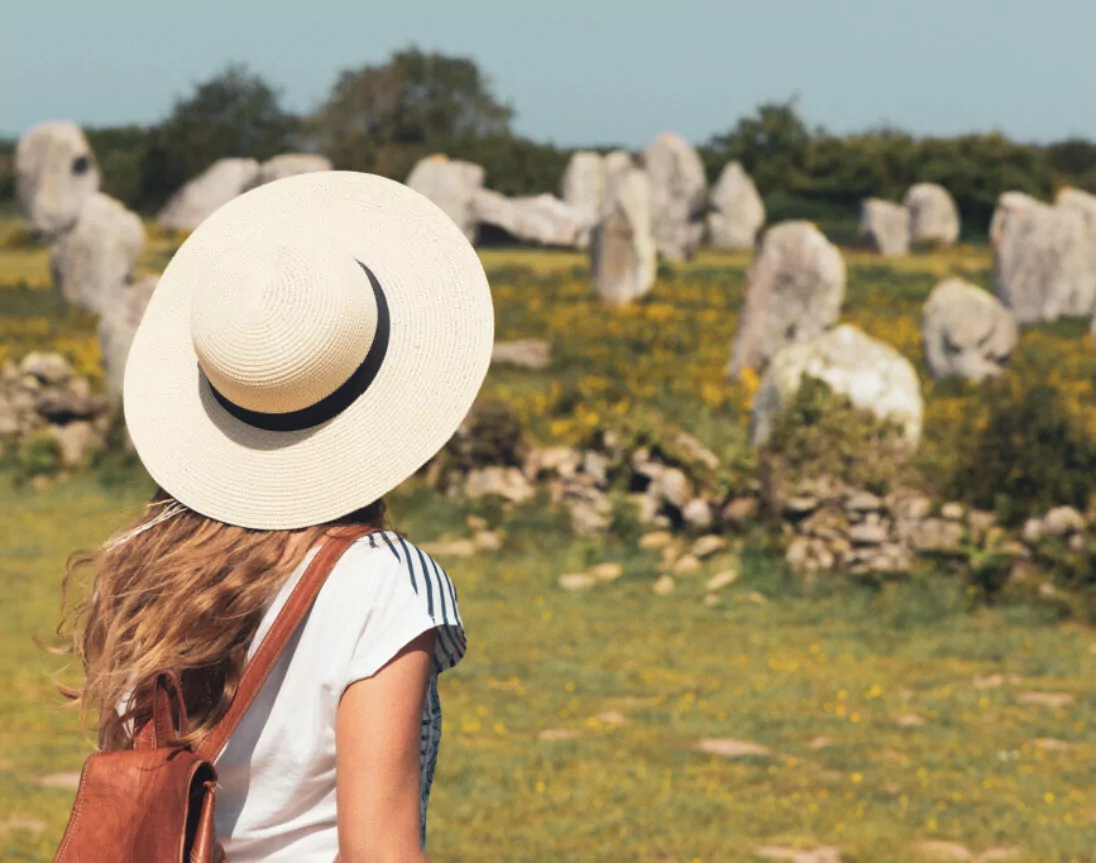 Frauen in Carnac - Ausrichtung von Menhirs