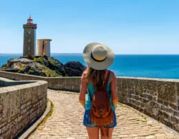 Frau vor Leuchtturm Petit Minou in Plouzane, Bretagne