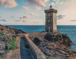 Leuchtturm von Kermorvan in der französischen Bretagne