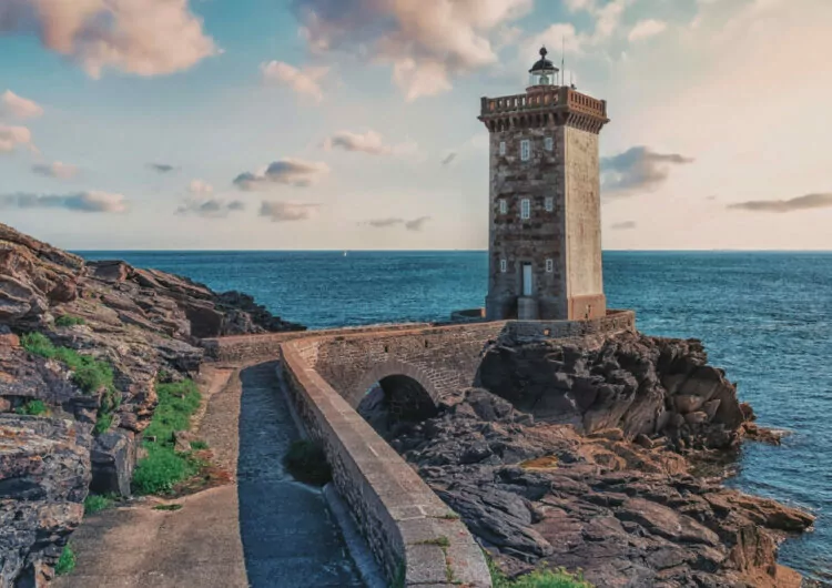 Leuchtturm von Kermorvan in der französischen Bretagne