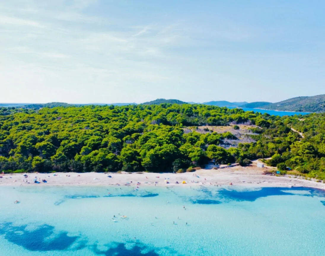 Eine Luftsicht auf den Strand von Sakarun, einen Sandstrand in Veli Rat, Kroatien