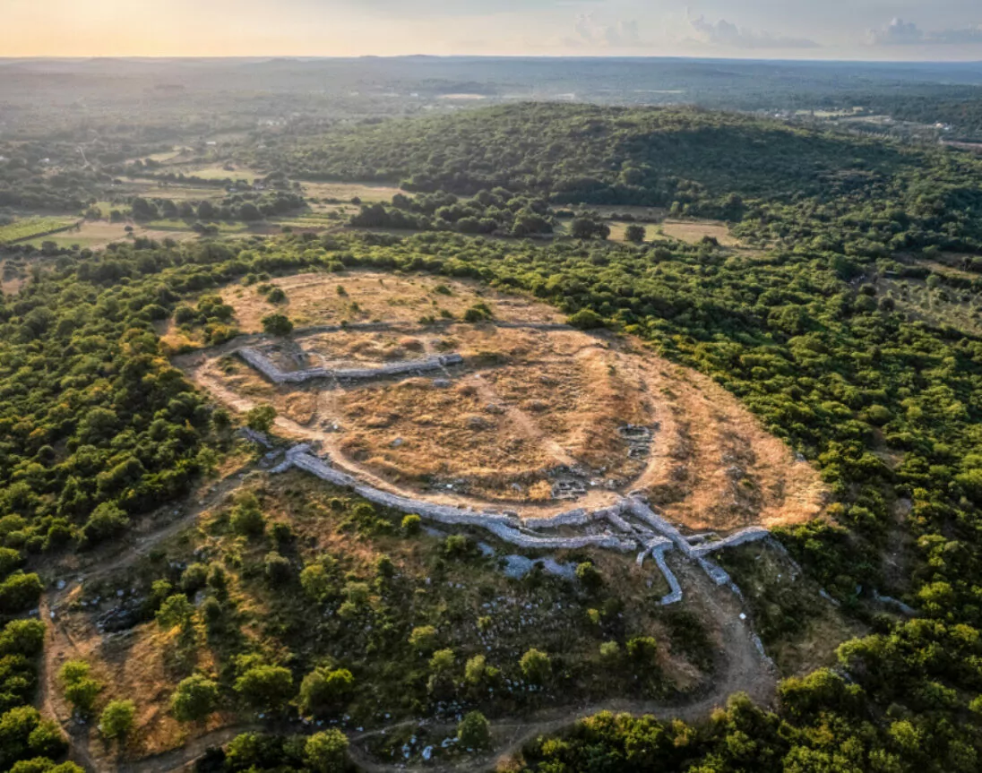 Luftbild des prähistorischen Berges Monkodonja in Istrien, Kroatien