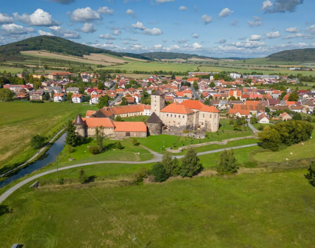 Blick von oben auf die Wasserburg Švihov und die angrenzende Stadt des gleichen Namens am Rand des Böhmerwaldes.