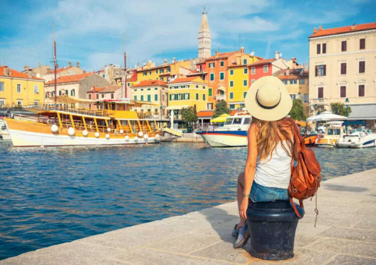 Frau in Altstadt von Rovinj